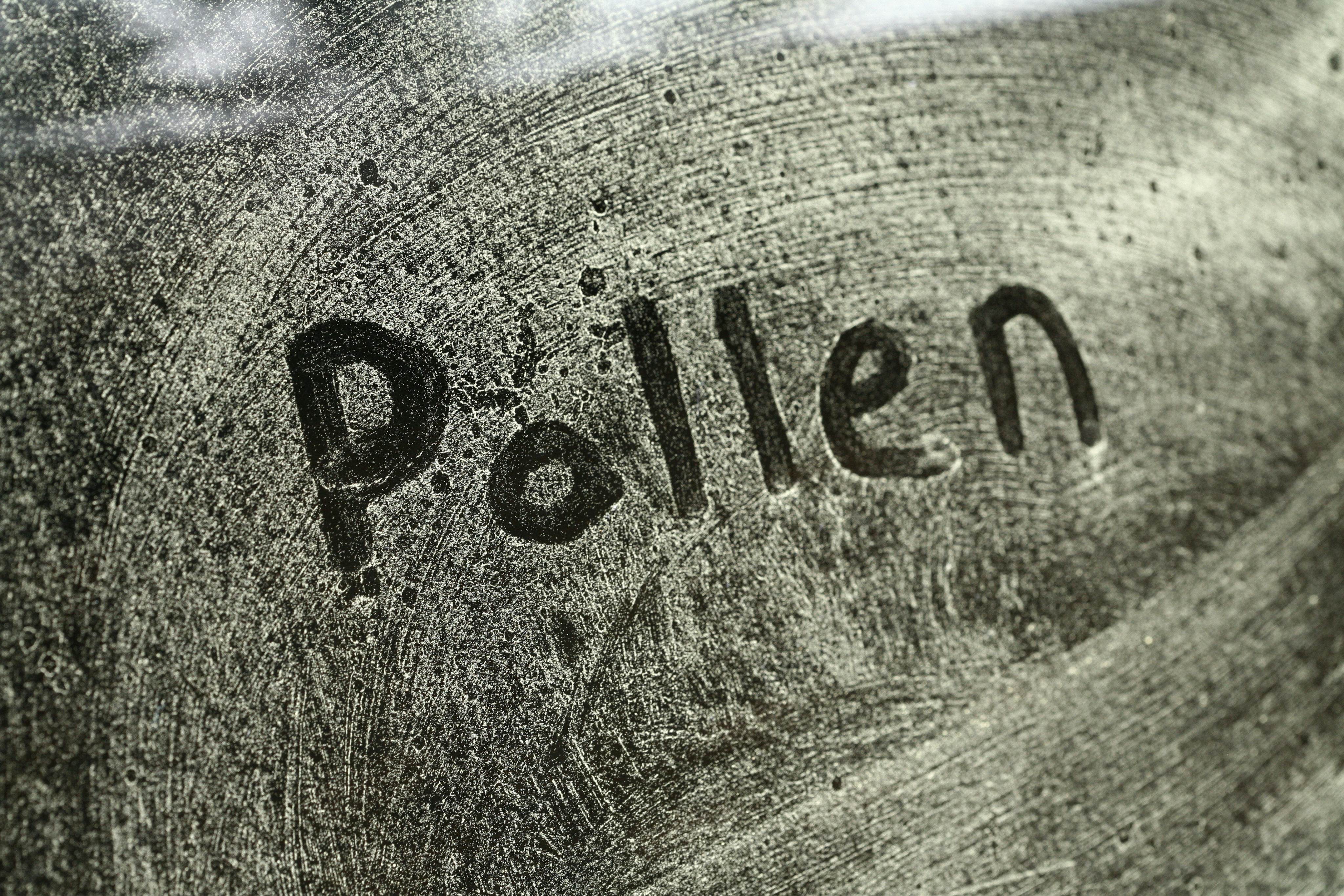 Gereizte Augen: Wort Pollen geschrieben auf einem Fenster