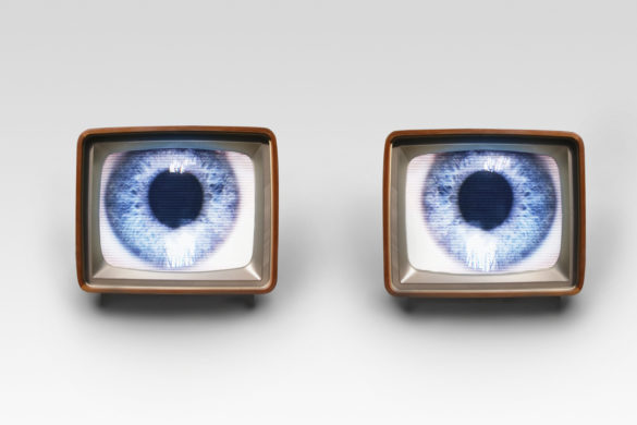 Zwei alte Fernseher mit einem Auge als Bild