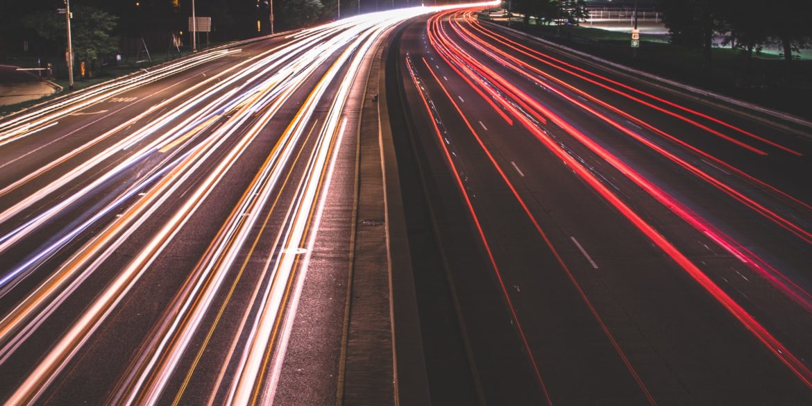 Autobahn in der Nacht fotografiert - Bluthochdruck