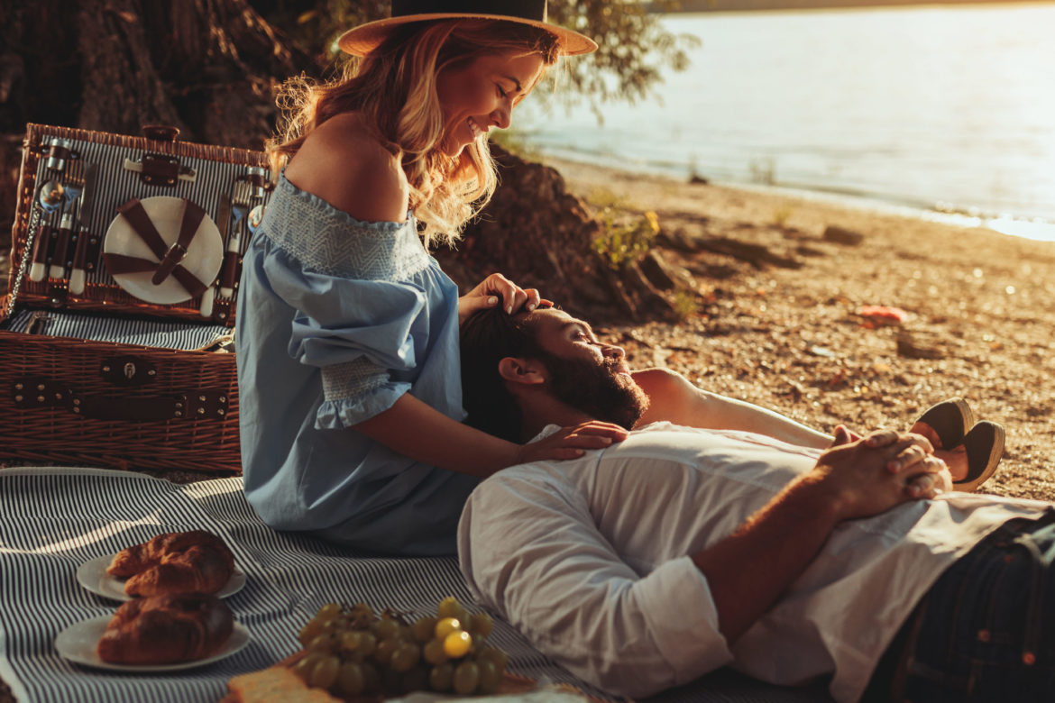 Ein glückliches Paar macht ein Picknick an einem See
