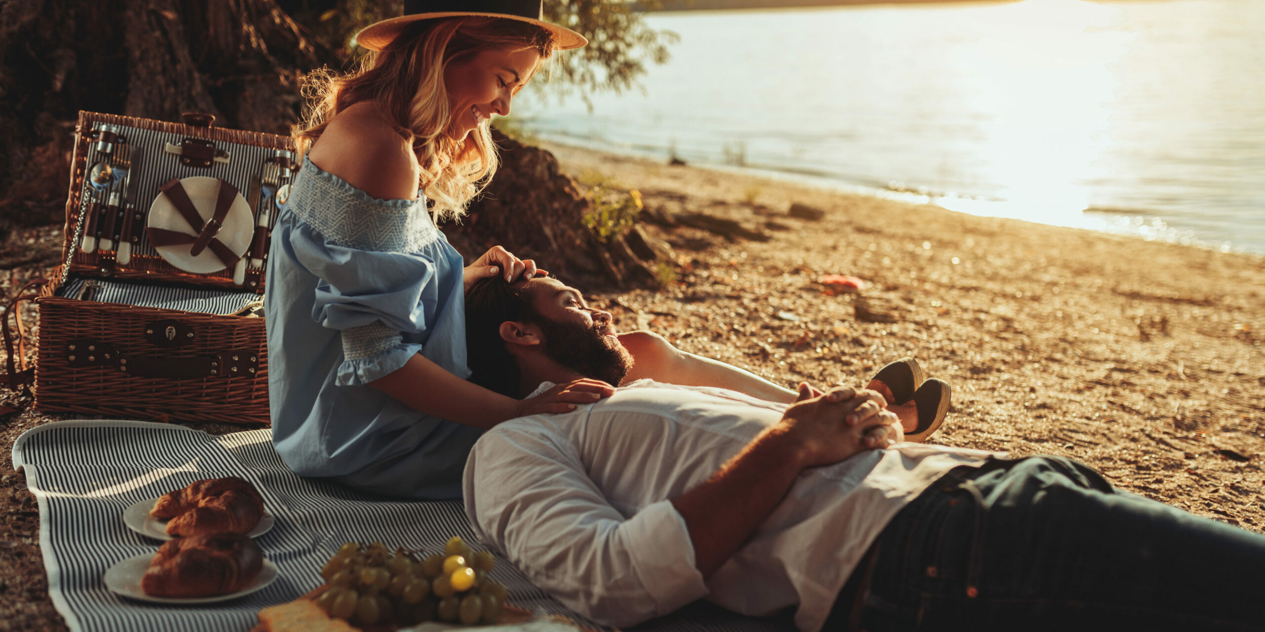 Ein glückliches Paar macht ein Picknick an einem See