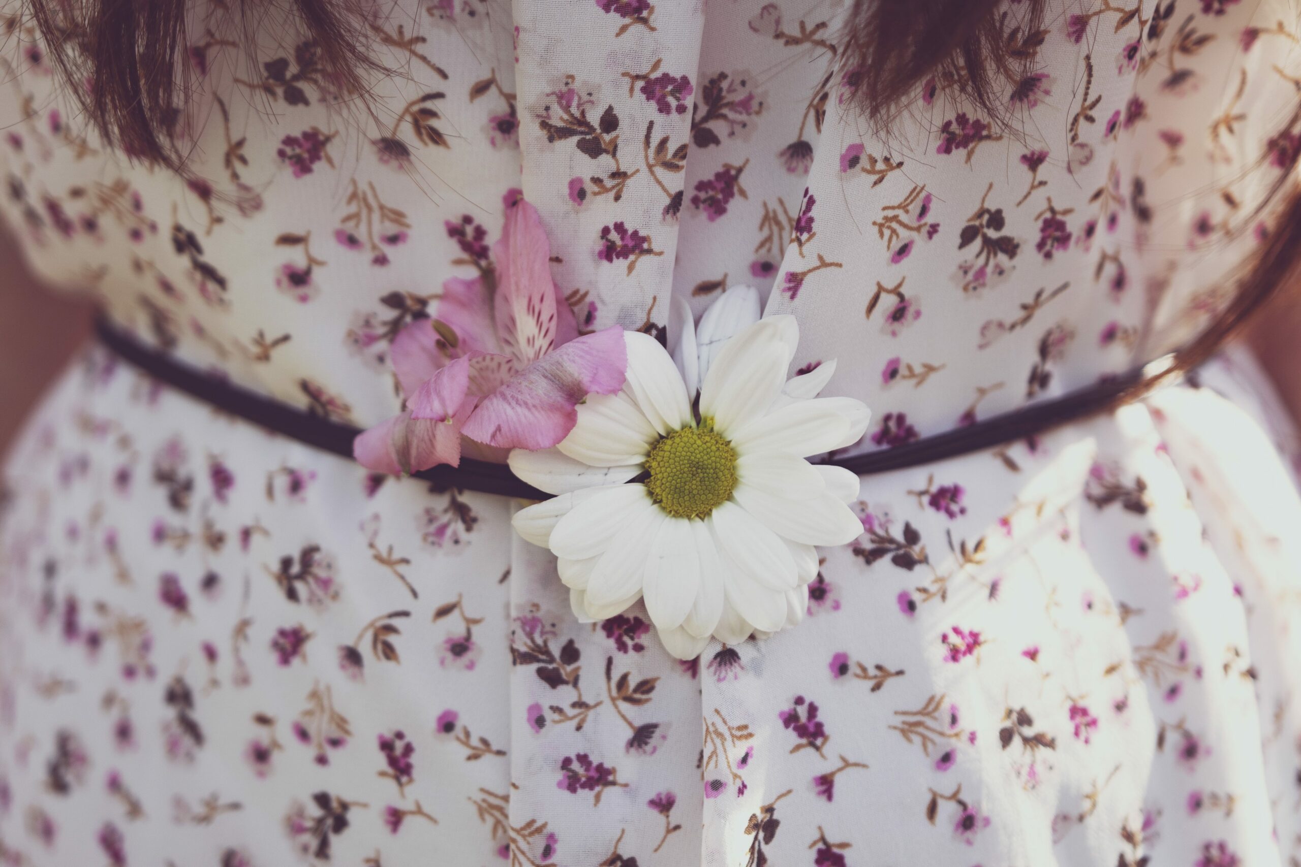 Kleid mit Blumenmuster und Blume im Gürtel