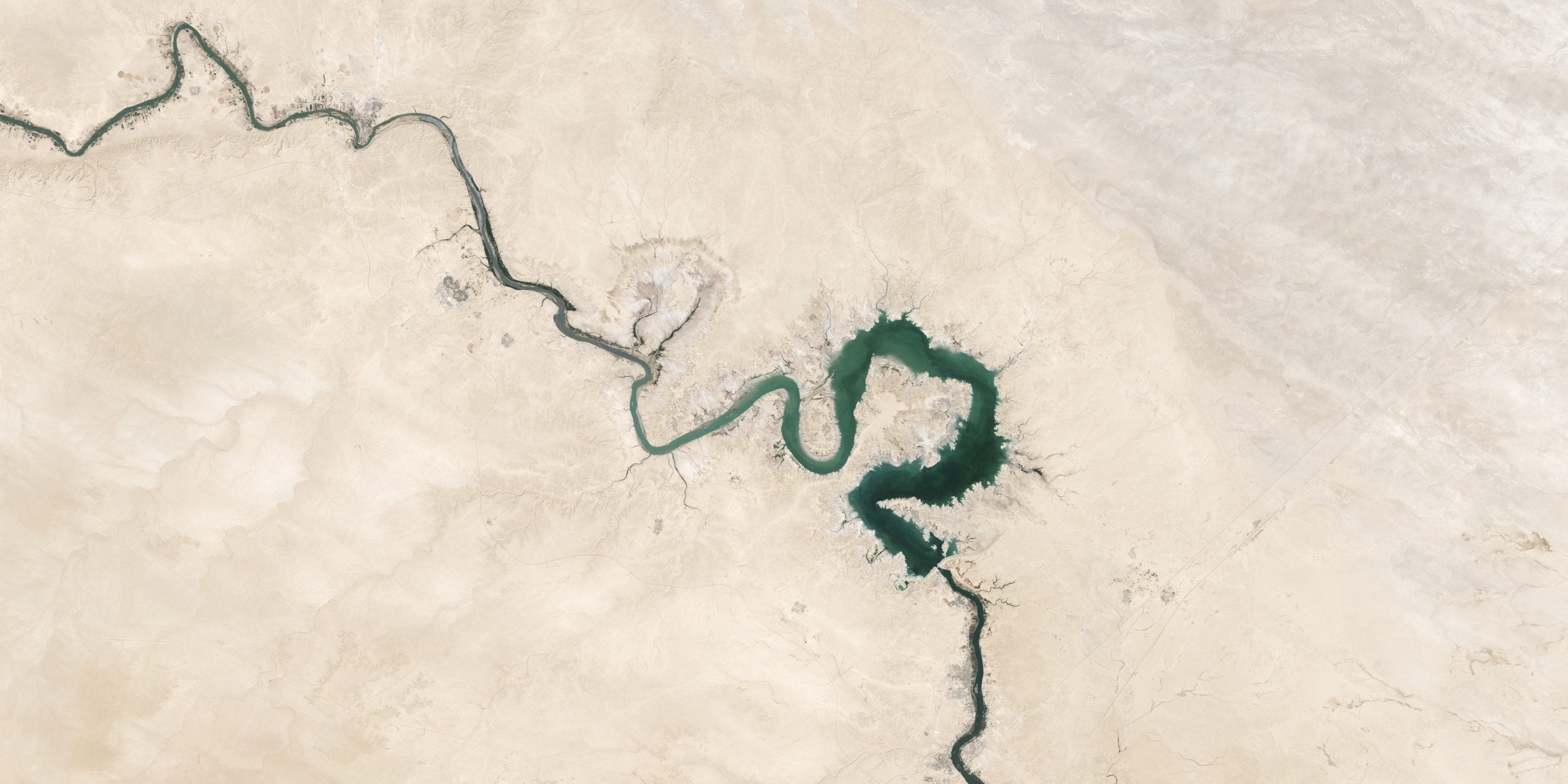 Luftaufnahme eines kurvenreichen Flusses in einer trockenen Umgebung