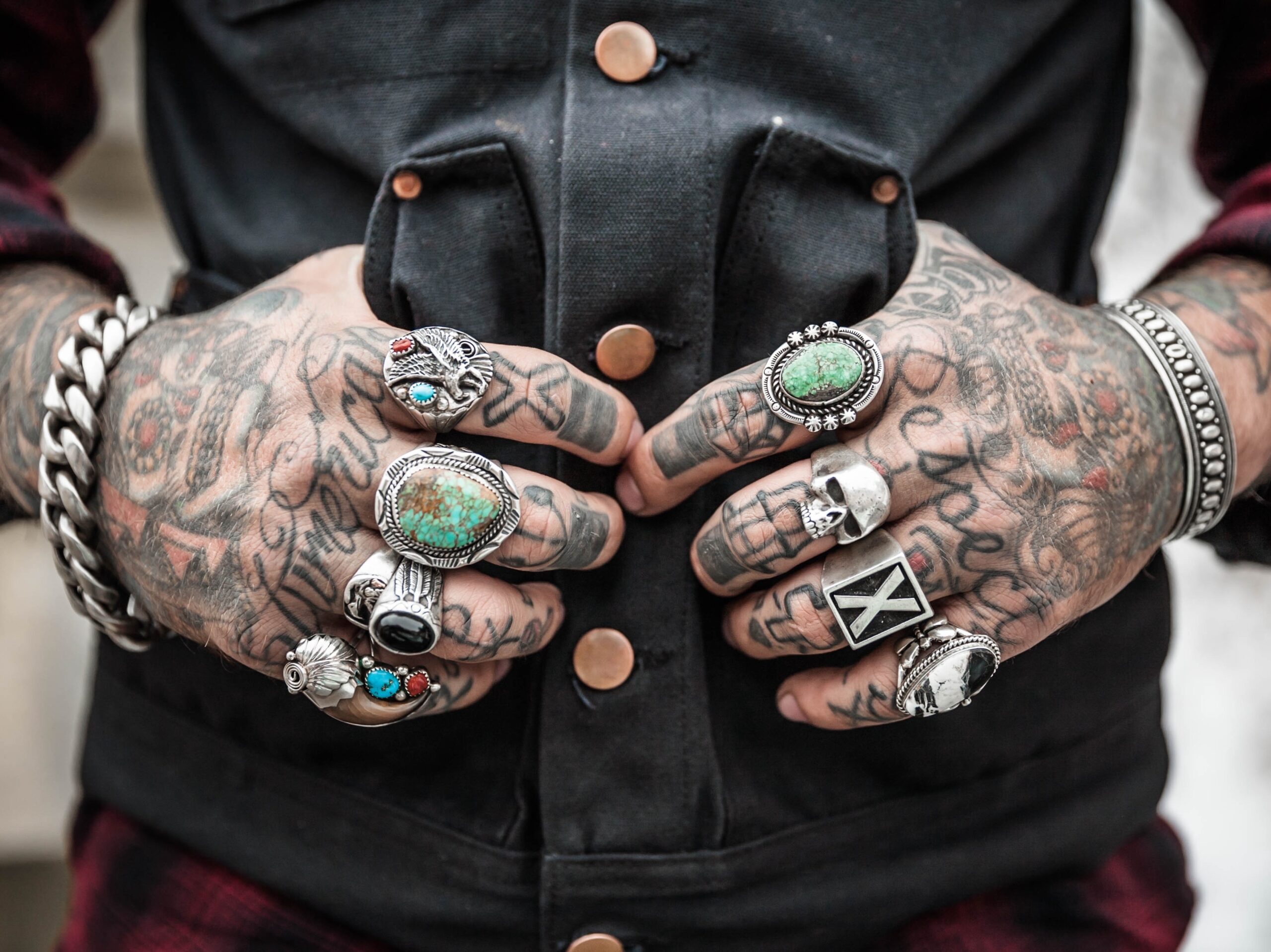 Hände mit Ringen und Tattoos
