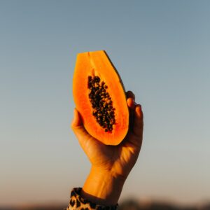 Intimpflege_ Frau hält Papaya