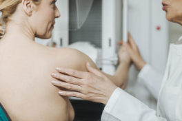 Rückenansicht einer Frau beim Mammografie Screening
