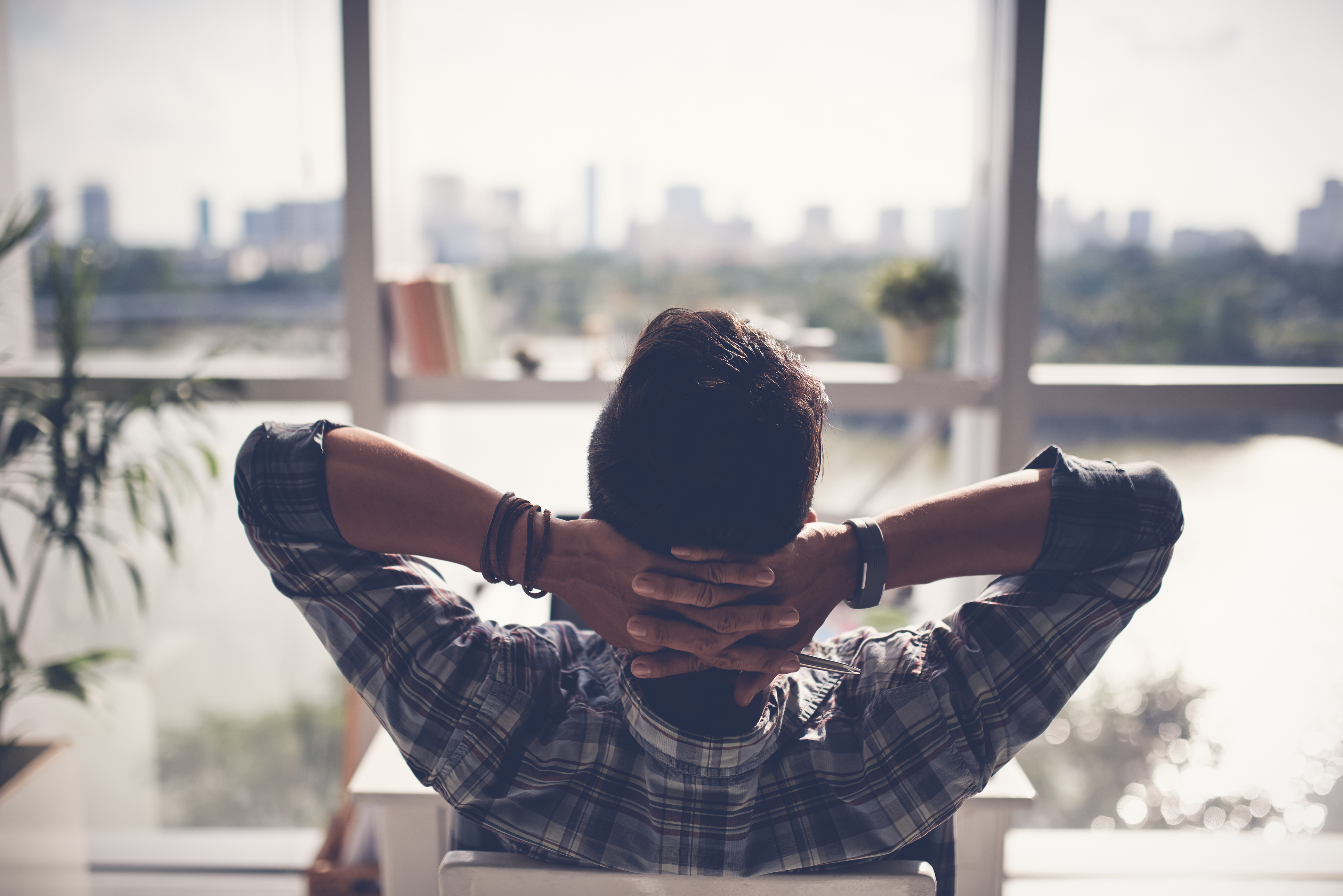 Stressmanagement am Arbeitsplatz: Mann Entspannung Fenster Rücken