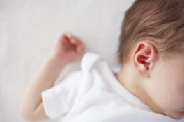 Nahaufnahme eines schlafenden Babys - Mittelohrentzündung