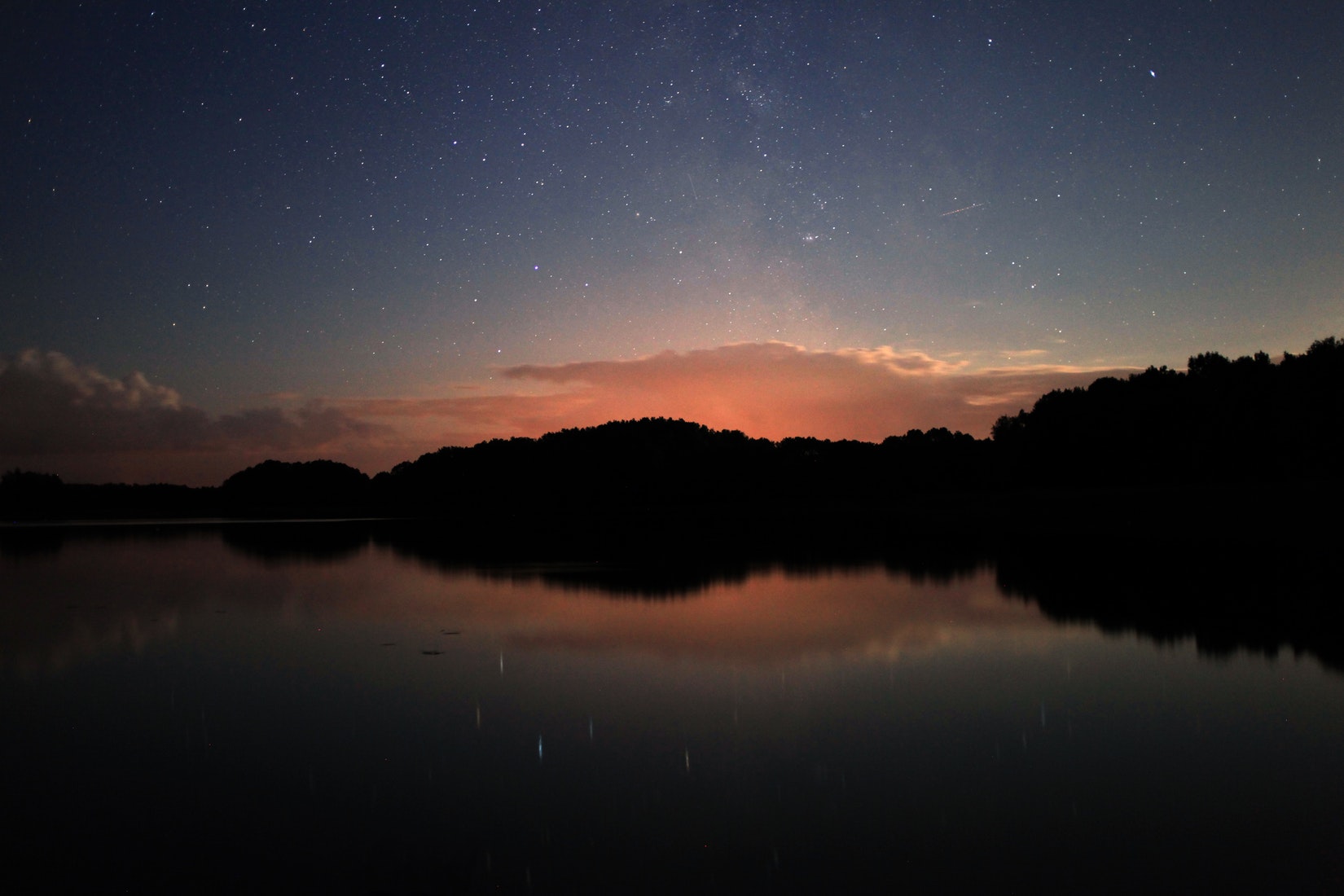 Sonnenuntergang mit Reflexion der Bäume im See - Nachtlinsen