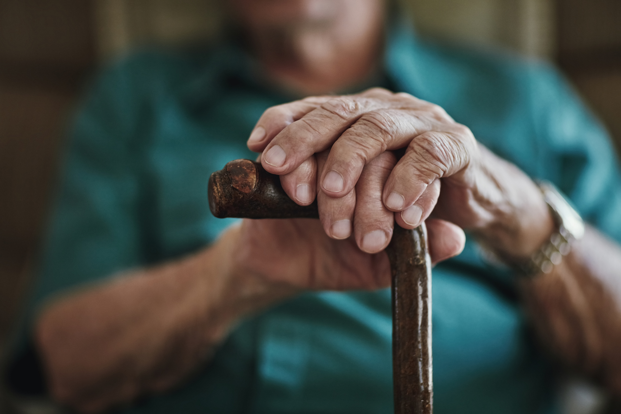 Parkinson Behandlung: Alter Mann, Hände, Gehstock