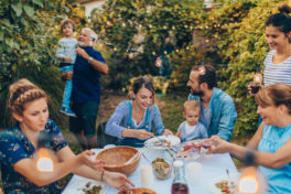 Familie mit mehreren Generationen beim Essen im Garten