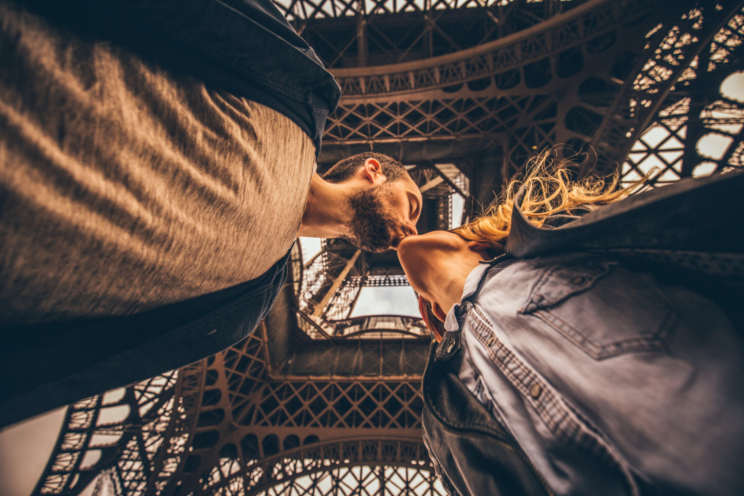 Junges, verliebtes Paar unter dem Eiffelturm in Paris