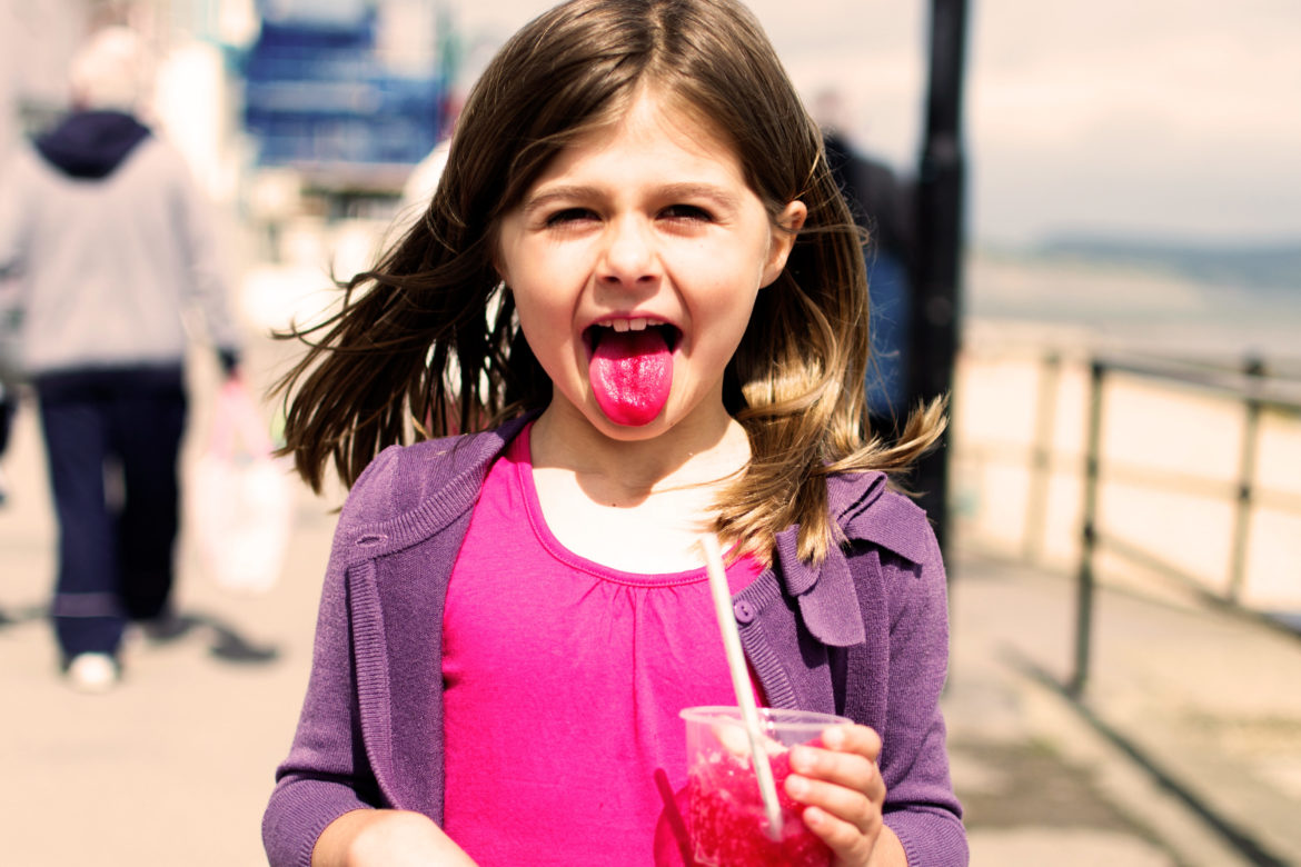Mädchen mit einer roten Zunge