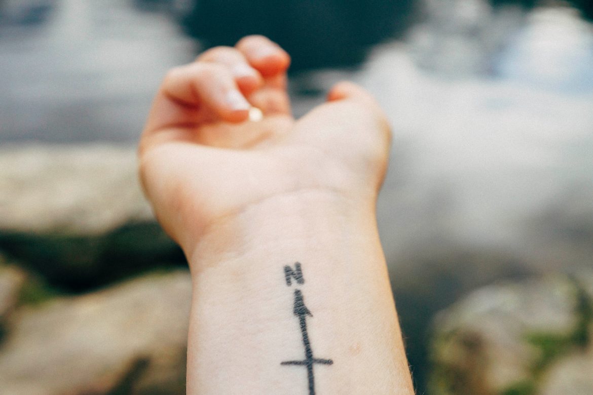 Tattoo auf Arm vor See