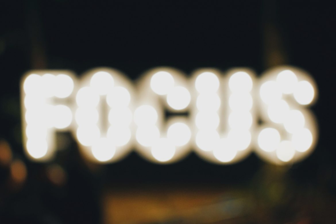 Wort Focus unscharf in Leuchtschrift geschrieben