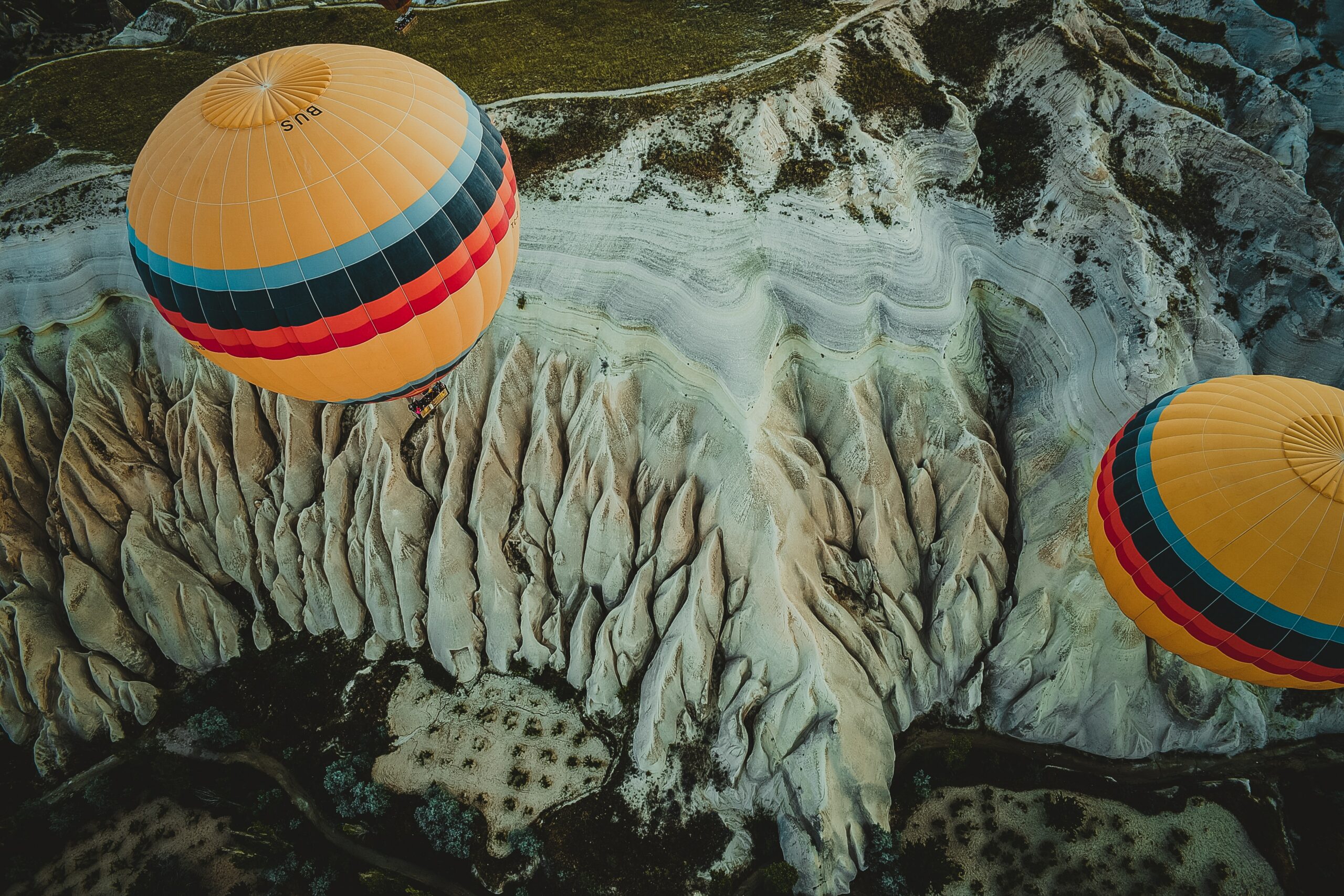 Zwei Ballons über Berg