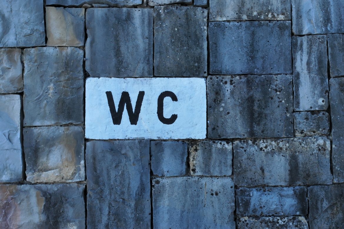 WC-Schild an Wand