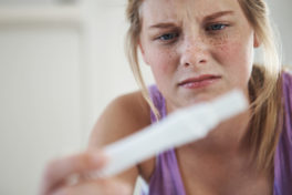 junge Frau mit Schwangerschaftstest