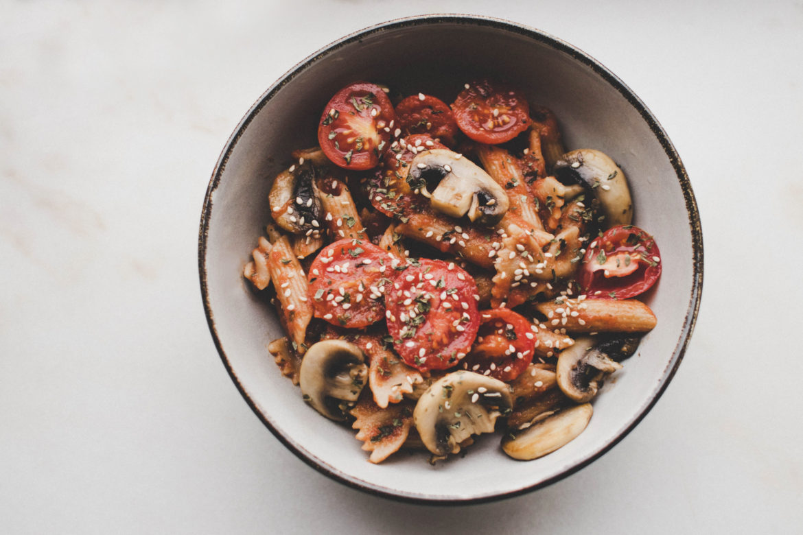 Pasta mit Tomaten-Champignon-Sauce