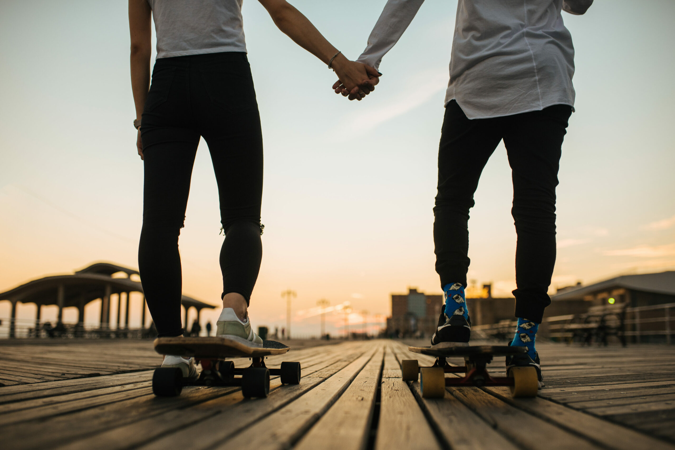 Mann und Frau auf Skateboard