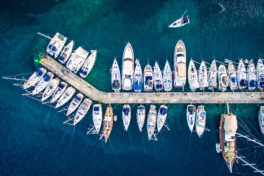 Ein Yachthafen mit Booten in Vogelperspektive von oben-Zahnersatz