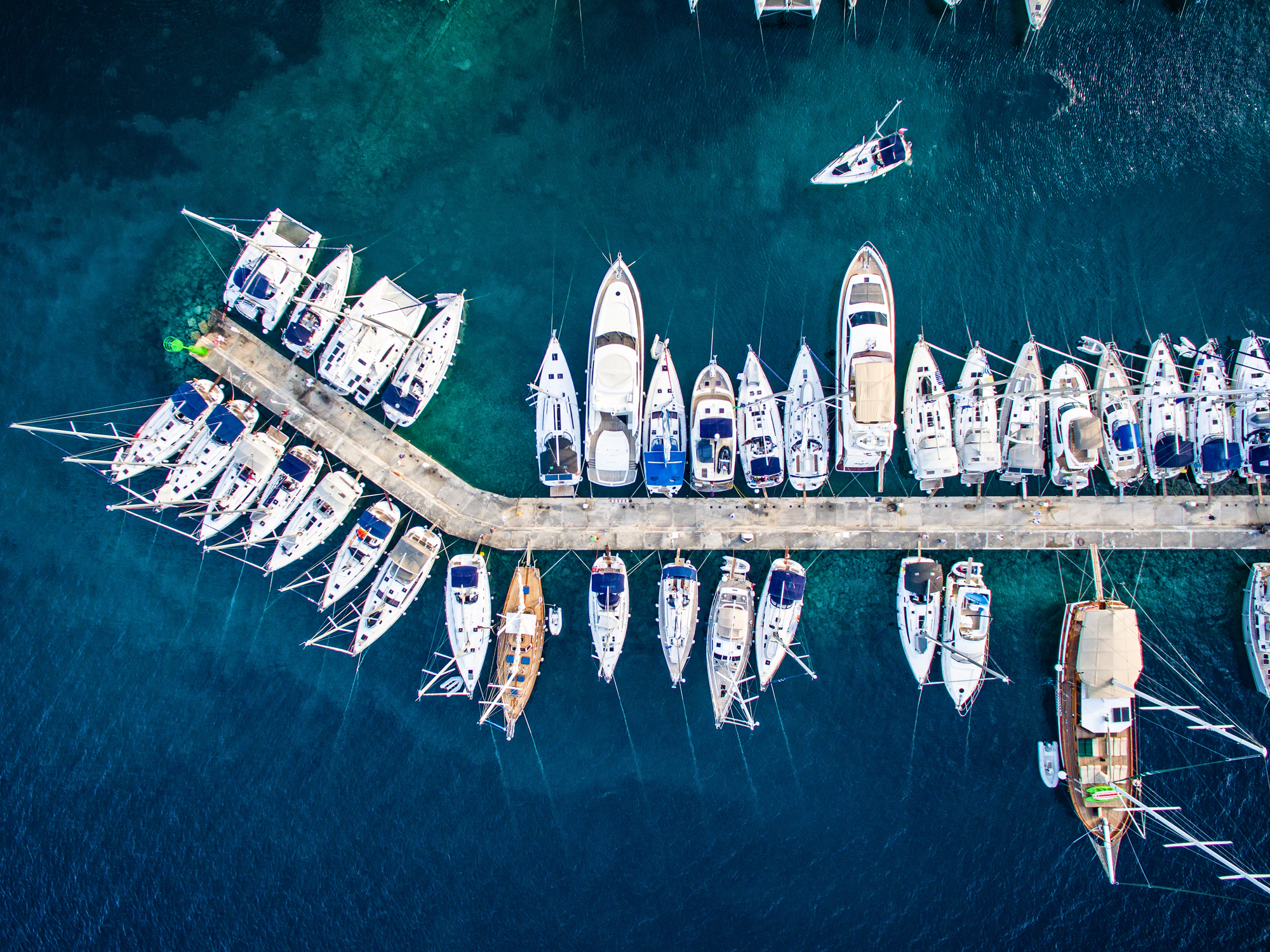 Ein Yachthafen mit Booten in Vogelperspektive von oben-Zahnersatz