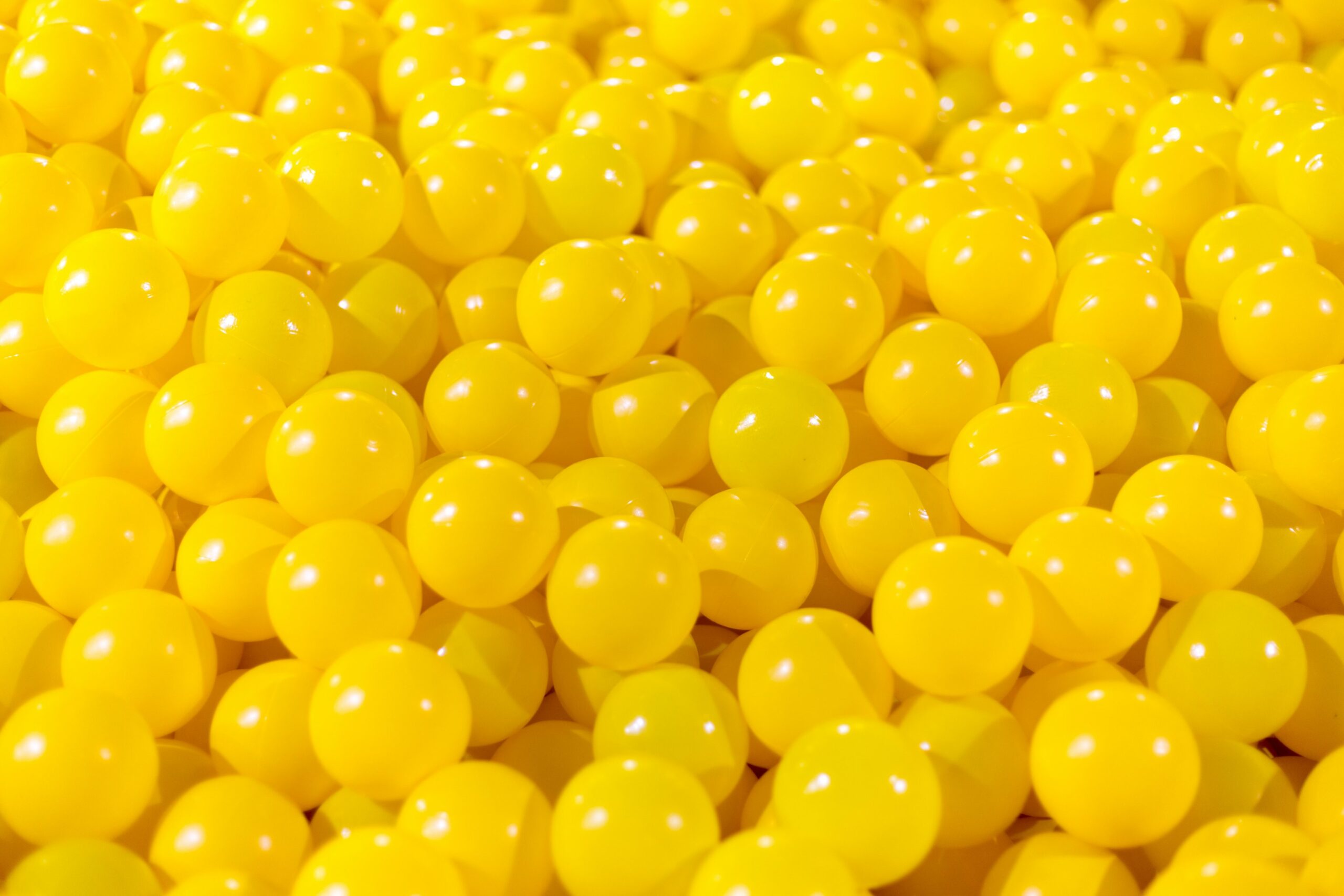 Gelbe Plastikbälle