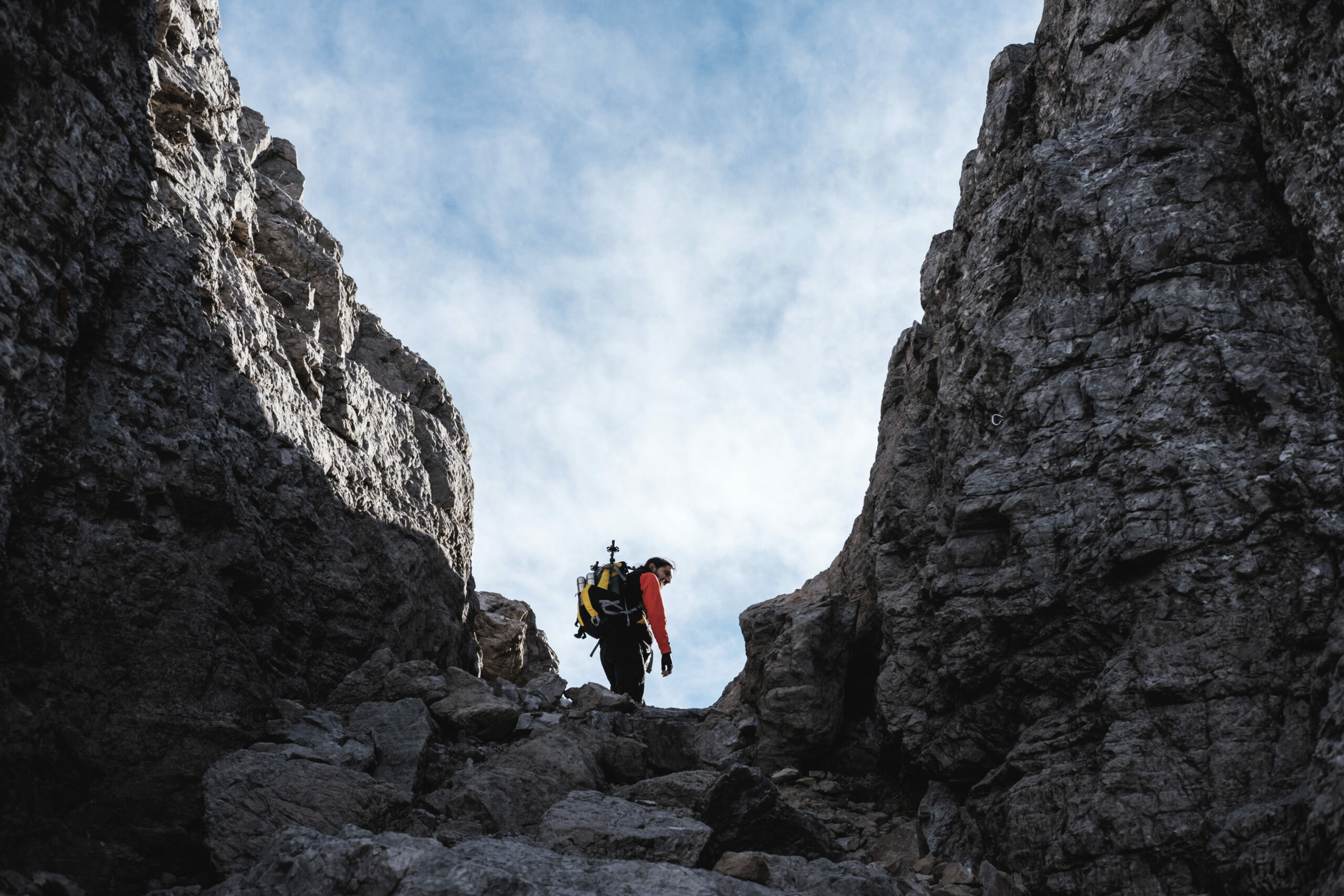 Sicher bergwandern: Wanderer zwischen zwei Felswänden - Sicher unterwegs in den Bergen