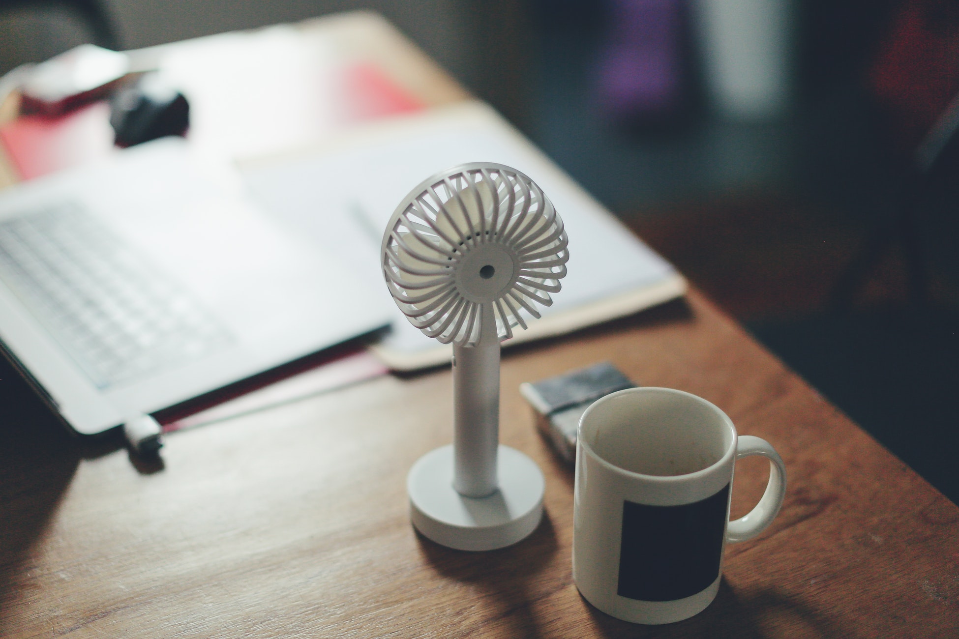 Hitze Büro Tipps: Schreibtisch mit kleinem Ventilator
