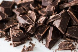 Gebrochene Schokolade in Schokoladenstückchen