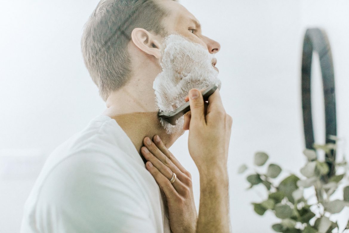 Mann der sich rasiert mit Rasierschaum