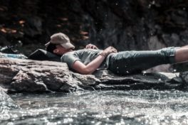 Mut zur Faulheit: Mann liegt am Fluss