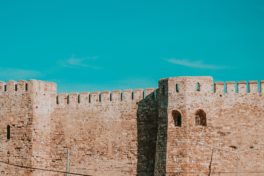 Immunabwehr stärken: Abwehrmauer eines Schlosses vor blauem Himmel