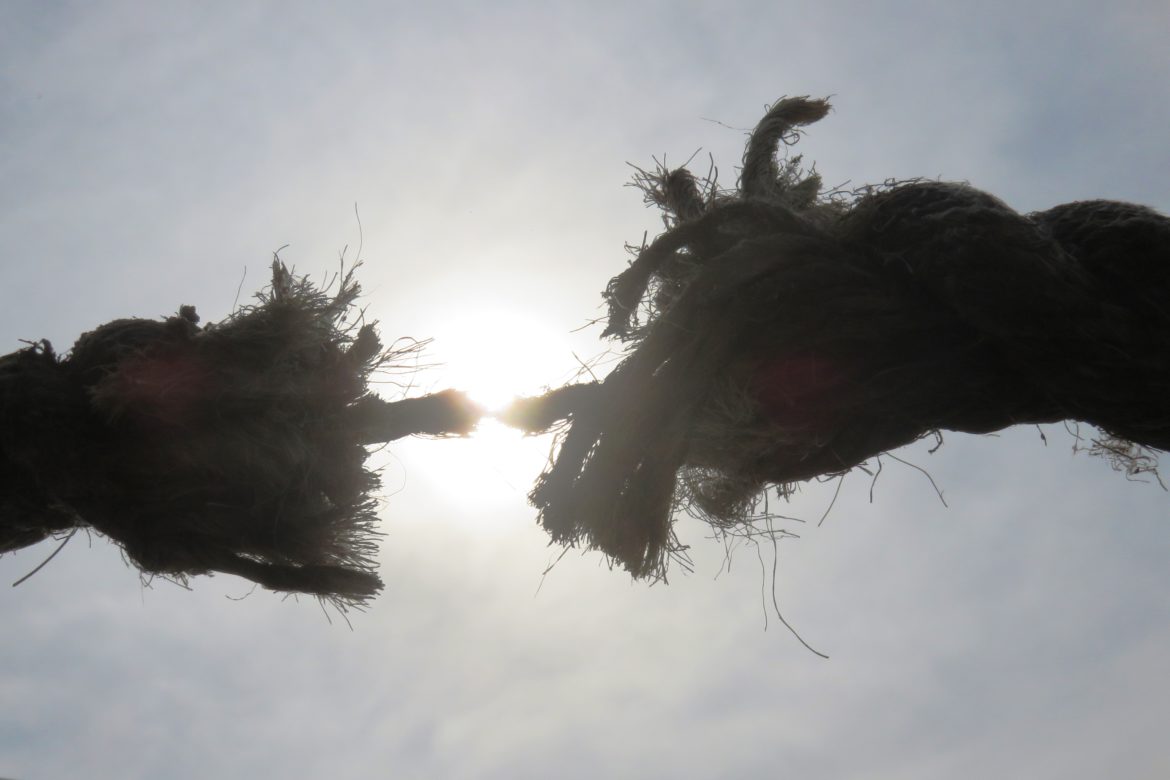 Kreisrunder Haarausfall Stress: reissendes Seil im Gegenlicht