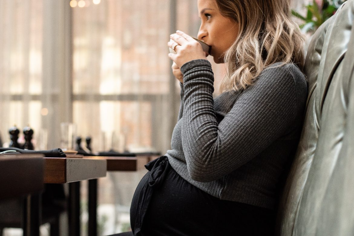 schwangere Frau trinkt Kaffee