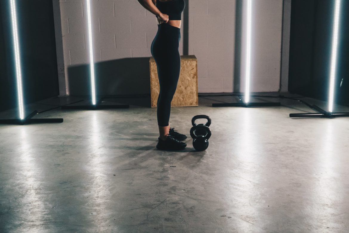Frau in Fitnessstudio
