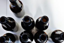 Alkohol gesund: Mehrere leere Glasflaschen von oben