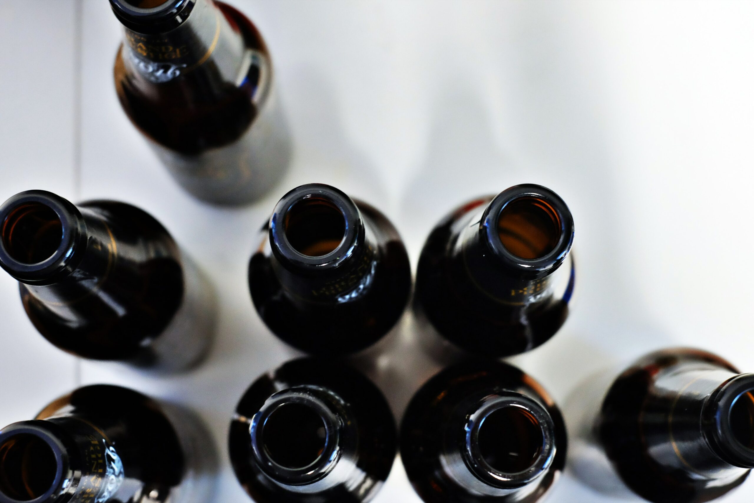 Alkohol gesund: Mehrere leere Glasflaschen von oben