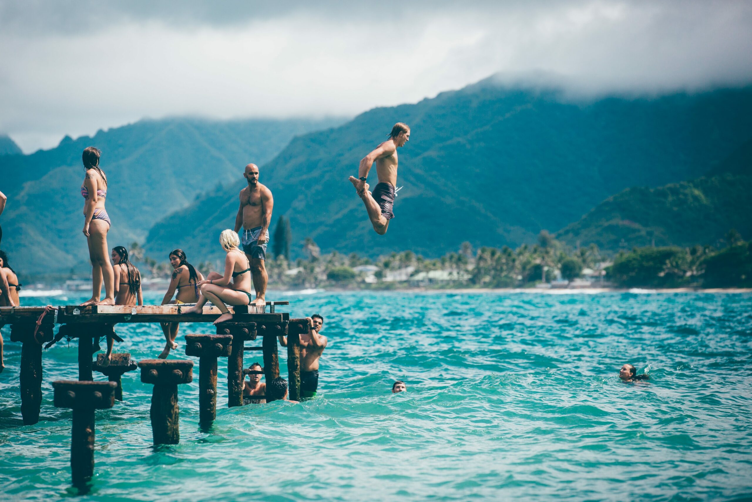 Sommerkrankheiten: Mehrere Personen baden von einem Steg aus im See.