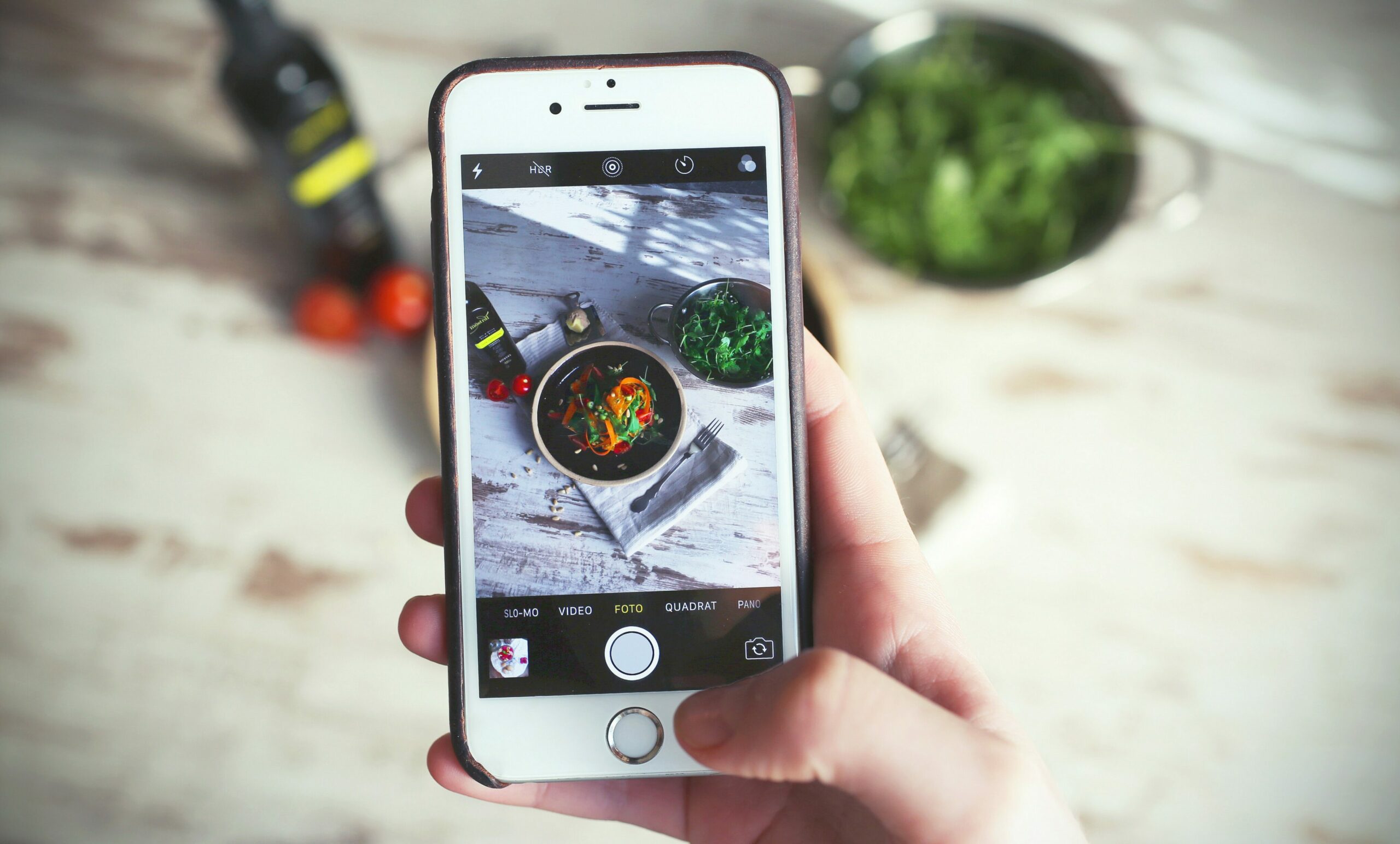 Mahlzeiten tracken: Ein Handybildschirm zeigt im Fotomodus die dahinter angerichtete Mahlzeit.