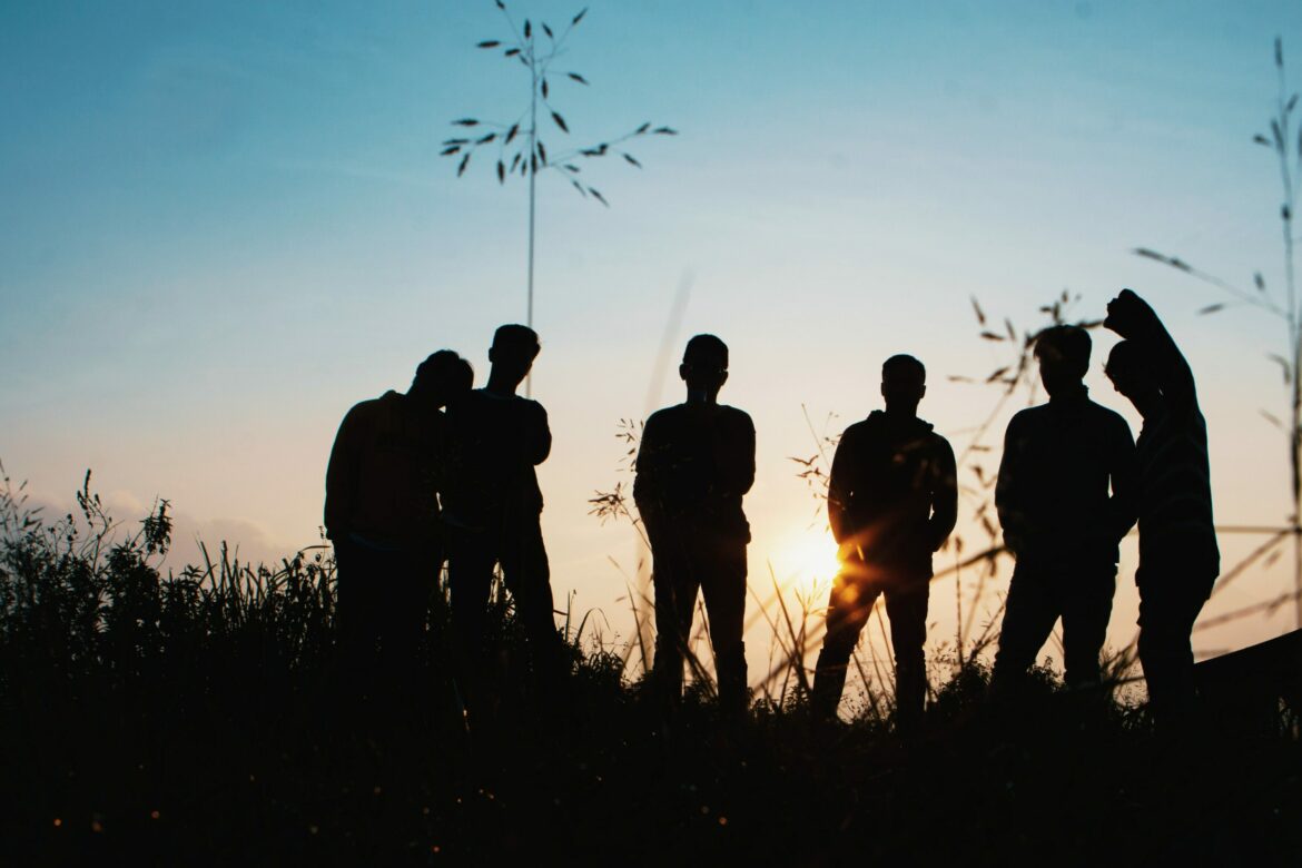 Silhouette Männergruppe im Feld