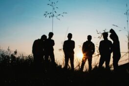 Typische Männerkrankheiten: Silhouette Männergruppe im Feld