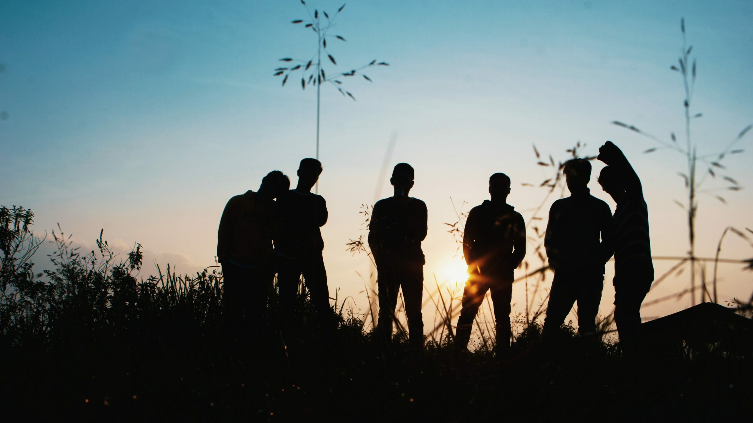 Typische Männerkrankheiten: Silhouette Männergruppe im Feld