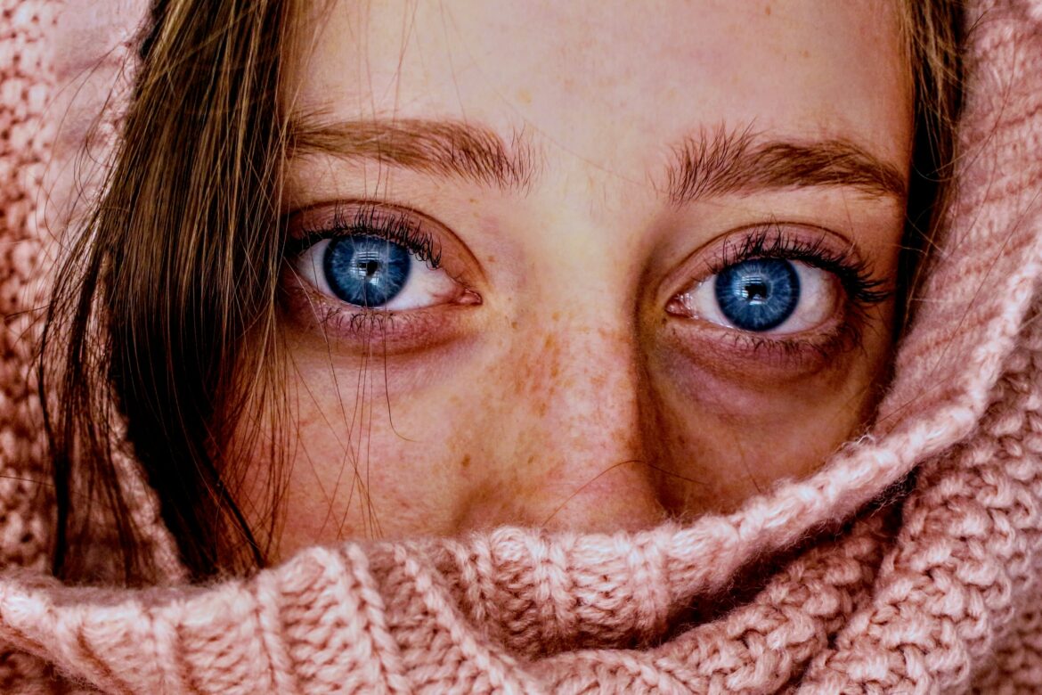 Augen entzündet: Frauengesicht mit blauen Augen und Schal