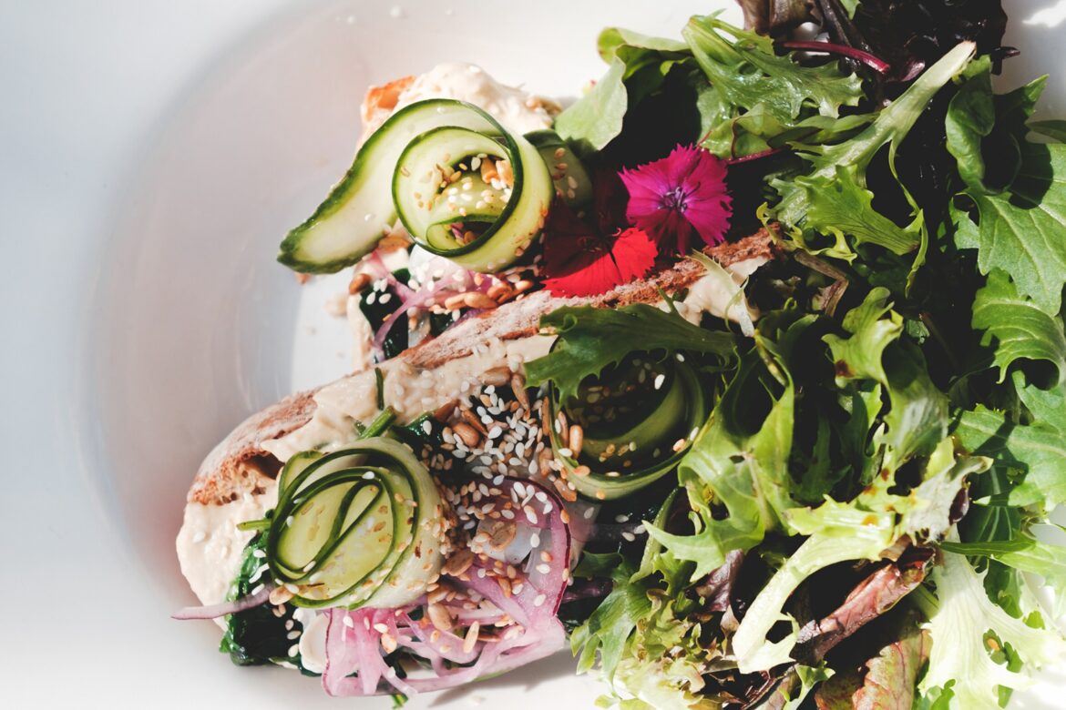 Personalisierte Ernährung: Bunter Salat in weissem Teller
