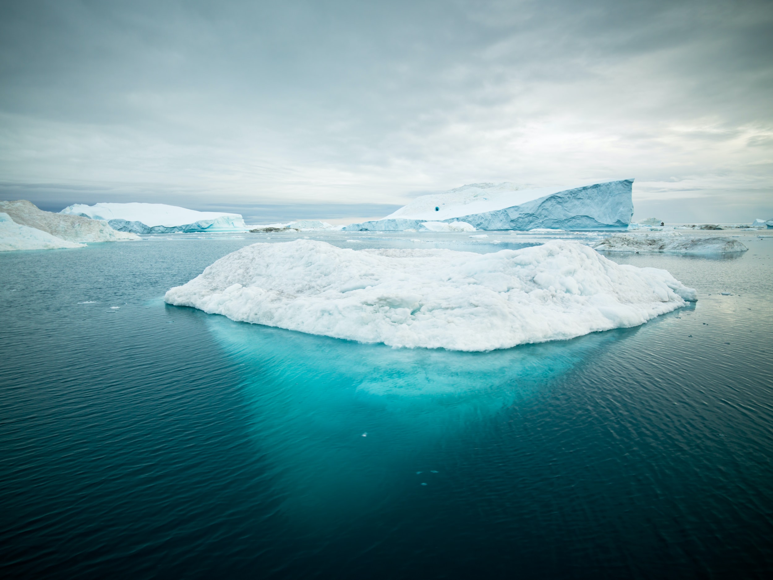 Negative Gedanken: Ein Eisberg, oben flach, dessen Hauptteil unter der Wasseroberfläche zu sehen ist.