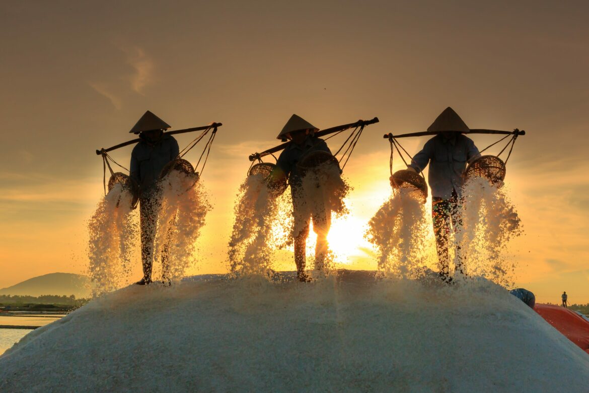 Salz gesund: Männer bei Sonnenuntergang tragen Salz