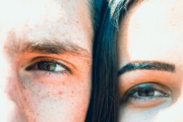 Gestresste Augen: zwei Gesichter von Frau und Mann aneinander