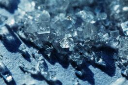 Magnesium Vorteile: weisse Kristalle auf blauem Grund