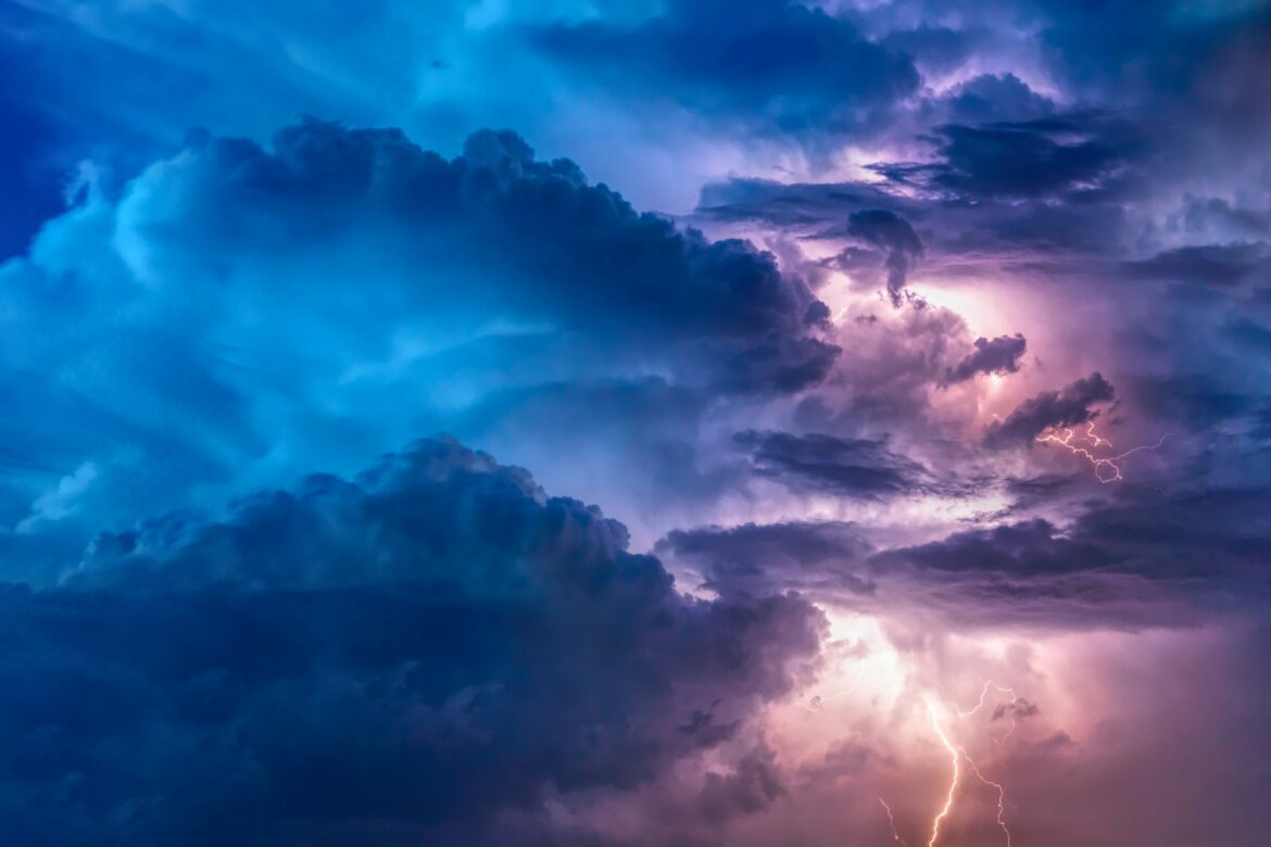 Gehirnimplantat: Gewitterwolken mit Blitzen